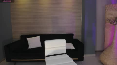 Snapshot of niaholland chatting on 02-24-26, 05:44 SQUIRTER DOLL online show from 02-24-26, 05:44