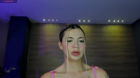 Snapshot of niaholland chatting on 02-27-26, 07:58 SQUIRTER DOLL online show from 02-27-26, 07:58