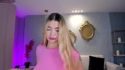Snapshot of niaholland chatting on 04-20-26, 05:37 SQUIRTER DOLL online show from 04-20-26, 05:37