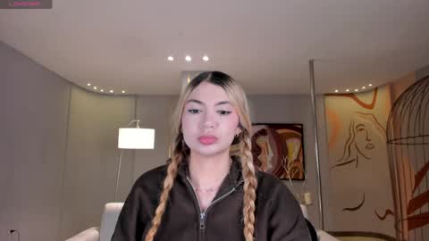 Snapshot of niaholland chatting on 05-08-26, 06:57 SQUIRTER DOLL online show from 05-08-26, 06:57
