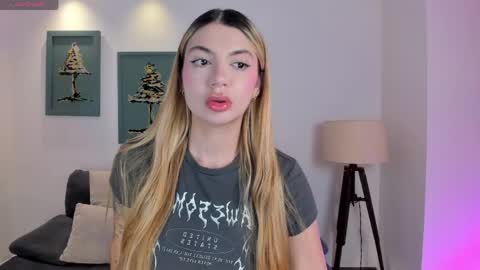 Snapshot of niaholland chatting on 05-12-26, 11:51 SQUIRTER DOLL online show from 05-12-26, 11:51