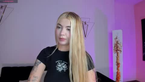 Snapshot of niaholland chatting on 06-06-26, 08:13 SQUIRTER DOLL online show from 06-06-26, 08:13