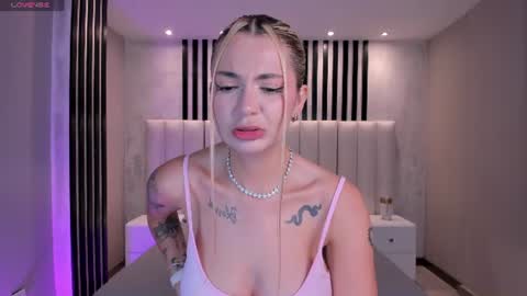 Snapshot of niaholland chatting on 06-27-26, 06:24 SQUIRTER DOLL online show from 06-27-26, 06:24