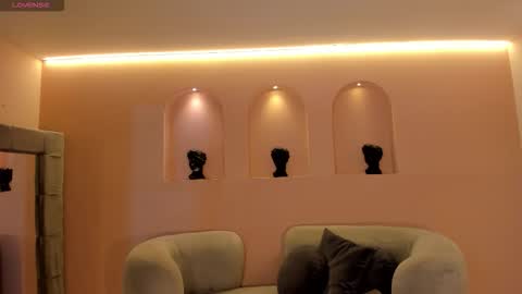 Snapshot of niasalvatore chatting on 10-26-25, 06:03 Call me Nia online show from 10-26-25, 06:03