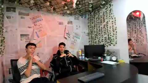 Snapshot of nice_boys11 chatting on 07-04-26, 01:17 nice_boys11 online show from 07-04-26, 01:17