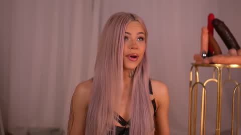 Snapshot of nickybennz chatting on 09-16-25, 06:42 Nicky online show from 09-16-25, 06:42