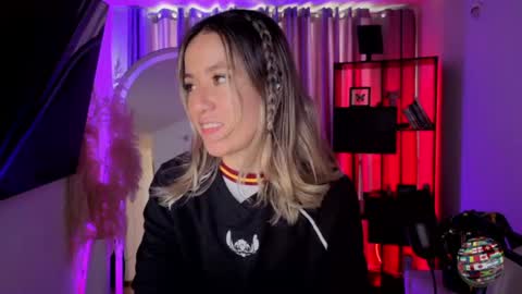 Snapshot of nickywindsor chatting on 06-19-26, 05:50 Nicky online show from 06-19-26, 05:50