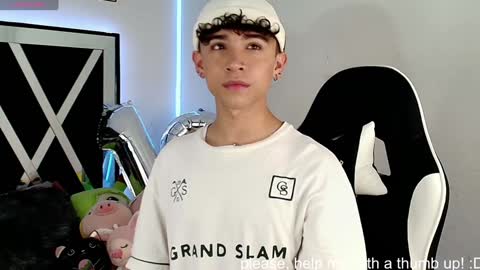 Snapshot of nico_cruz chatting on 12-19-24, 04:24 nico online show from 12-19-24, 04:24