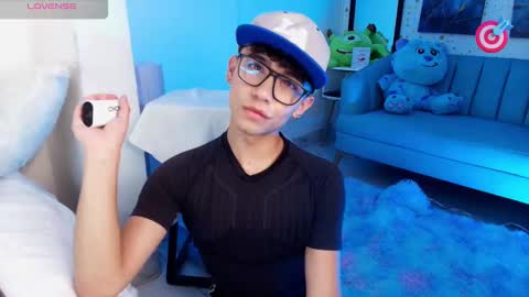 Snapshot of nico_cruz chatting on 02-28-25, 10:52 nico online show from 02-28-25, 10:52