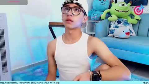 Snapshot of nico_cruz chatting on 03-06-25, 05:54 nico online show from 03-06-25, 05:54