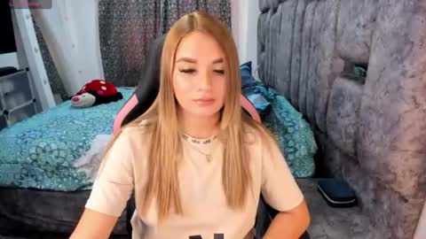 Snapshot of nicol_080 chatting on 07-10-26, 06:54 YuliEM online show from 07-10-26, 06:54