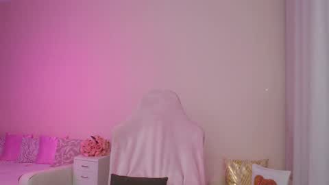 Nicole Online at about after 1000  6  UK time or 900  - 500  UK time it approximate time interval online show from 12-02-24, 03:47