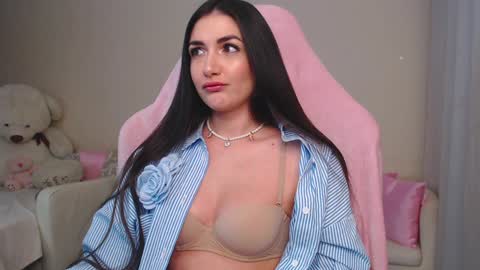 Nicole Online at about after 1000  6  UK time or 900  - 500  UK time it approximate time interval online show from 02-08-25, 11:55