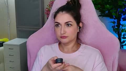 Nicole Online at about after 1000  6  UK time or 900  - 500  UK time it approximate time interval online show from 09-18-25, 11:29