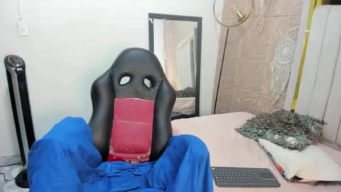 Snapshot of nicol_zurich chatting on 04-24-26, 07:27 NIKOL online show from 04-24-26, 07:27