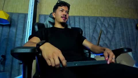 Snapshot of nicolaikarav chatting on 02-13-26, 12:12 Nicolai online show from 02-13-26, 12:12