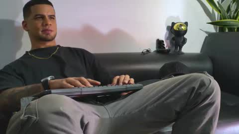 Nicolas online show from 11-26-25, 03:40