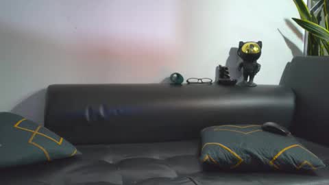 Nicolas online show from 11-30-25, 01:09