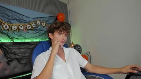 nicolasferrer18 online show from 10-31-25, 05:14