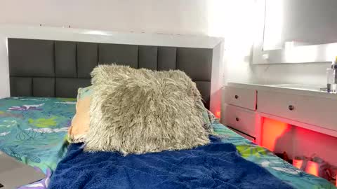 Nicolas online show from 10-22-25, 01:44