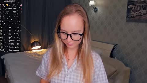 Nicoletta online show from 10-20-25, 04:07