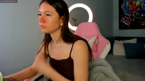 Snapshot of nicole_charm chatting on 06-09-26, 09:37 GMT7TueWedThSu 0300am-0900am. Sa 1000am-0400pm online show from 06-09-26, 09:37
