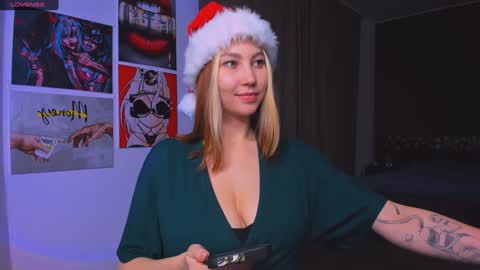 Snapshot of nicole_matt chatting on 12-19-24, 03:07 Nicole online show from 12-19-24, 03:07
