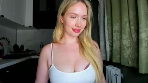 Snapshot of nicole_ricci_ chatting on 10-05-25, 08:18 Nicole online show from 10-05-25, 08:18