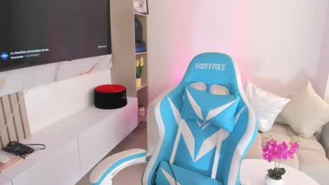Nicolle online show from 05-24-26, 05:40