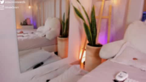 Snapshot of nicolemorelli2 chatting on 11-18-25, 12:20 Andrea give it a thumbs up please its important online show from 11-18-25, 12:20