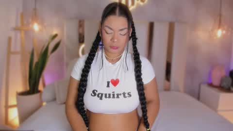 Snapshot of nicolemorelli2 chatting on 11-21-25, 12:59 Andrea give it a thumbs up please its important online show from 11-21-25, 12:59