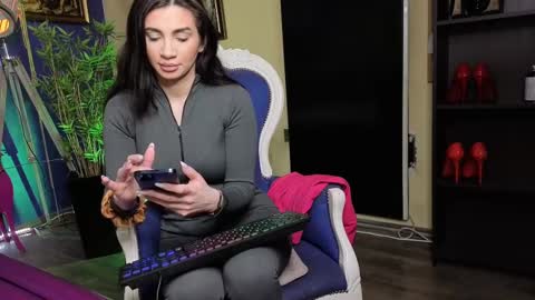 Snapshot of nicollepalmer chatting on 02-20-25, 07:23 Nicolle online show from 02-20-25, 07:23