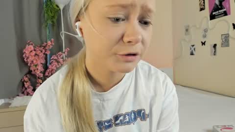 Hannah help me get 50 thumbs up online show from 07-15-26, 05:23