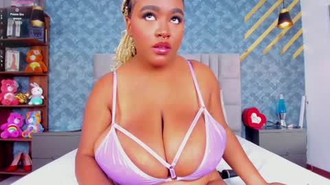 Snapshot of niiamoore_ chatting on 04-06-26, 07:26 NiiaMoore online show from 04-06-26, 07:26