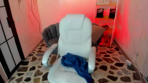 Snapshot of niickyjones chatting on 09-19-25, 12:50 Anni online show from 09-19-25, 12:50