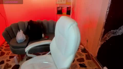 Snapshot of niickyjones chatting on 09-20-25, 01:23 Anni online show from 09-20-25, 01:23