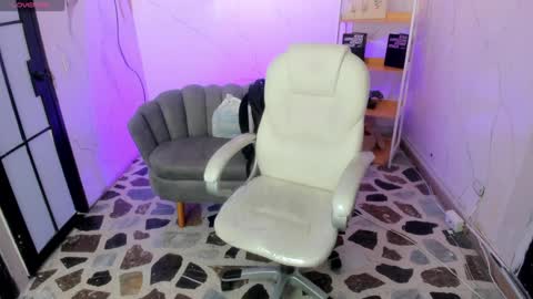 Snapshot of niickyjones chatting on 09-25-25, 01:15 Anni online show from 09-25-25, 01:15