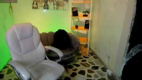 Snapshot of niickyjones chatting on 10-17-25, 09:28 Anni online show from 10-17-25, 09:28