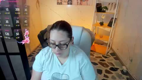 Snapshot of niickyjones chatting on 11-02-25, 01:13 Anni online show from 11-02-25, 01:13