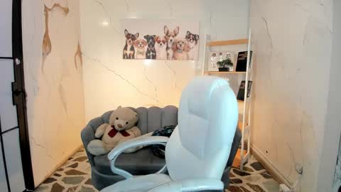 Snapshot of niickyjones chatting on 11-16-25, 08:25 Anni online show from 11-16-25, 08:25