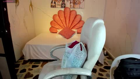 Snapshot of niickyjones chatting on 12-19-25, 05:09 Anni online show from 12-19-25, 05:09