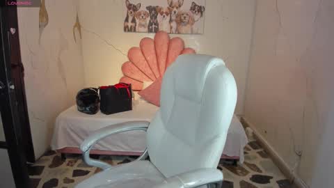 Snapshot of niickyjones chatting on 01-11-26, 12:54 Anni online show from 01-11-26, 12:54