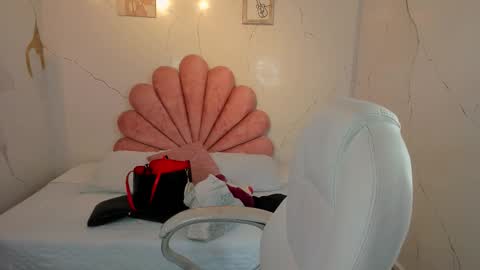 Snapshot of niickyjones chatting on 02-20-26, 10:54 Anni online show from 02-20-26, 10:54