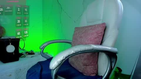 Snapshot of niickyjones chatting on 04-11-26, 07:45 Anni online show from 04-11-26, 07:45