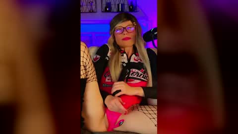 Snapshot of nikki_goldberg chatting on 05-21-26, 08:27 Kitty Chatte online show from 05-21-26, 08:27
