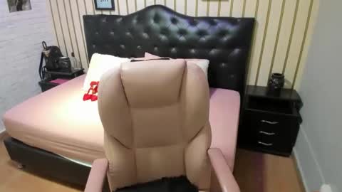 Snapshot of nikki_nikol chatting on 05-26-26, 01:56 Nikki online show from 05-26-26, 01:56