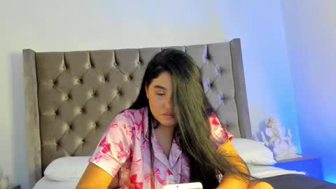 Snapshot of nikkibotero chatting on 11-17-25, 06:46 nikkibotero online show from 11-17-25, 06:46