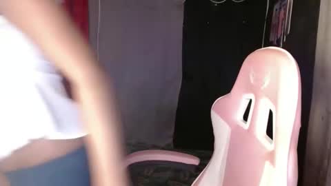 Snapshot of nikkie_dragon chatting on 01-12-25, 09:19 nikkie online show from 01-12-25, 09:19