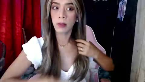 Snapshot of nikkie_dragon chatting on 01-25-25, 11:32 nikkie online show from 01-25-25, 11:32