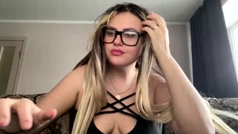 Snapshot of niko_peach chatting on 12-02-24, 06:09 Nika online show from 12-02-24, 06:09